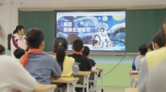 飞象星球工做人员通过大屏幕展现了飞象人工课 