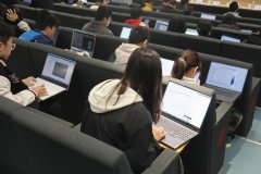 <b>系统呈现大模子时代的AI手艺趋向、工程化挑和取</b> 